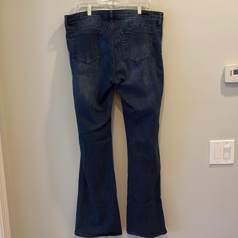 Kut from the Kloth - Baby Bootcut Women's Jeans. Size 14 - Picture 8 of 13